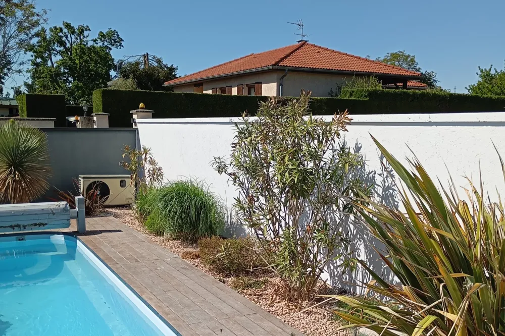 AJS-après-peinture-mur-jardin